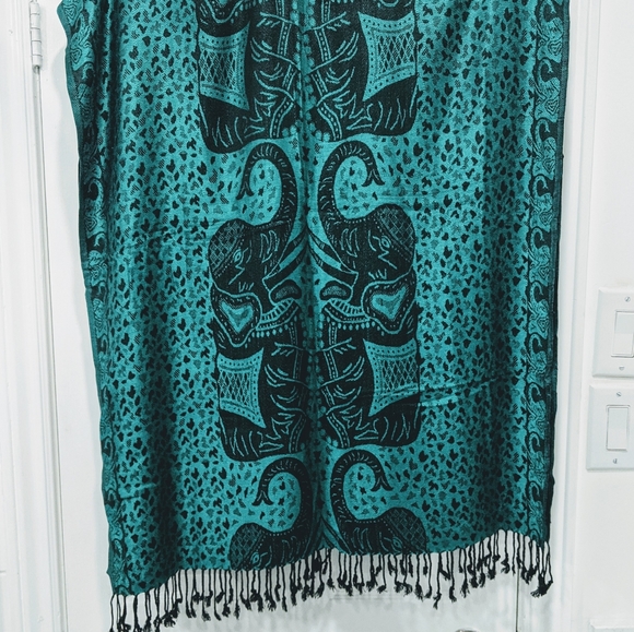 Silk/Pashmina blend Scarf - Picture 6 of 7